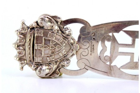  Abre cartas em prata recortada e brasão armoriado com relevos no cimo.